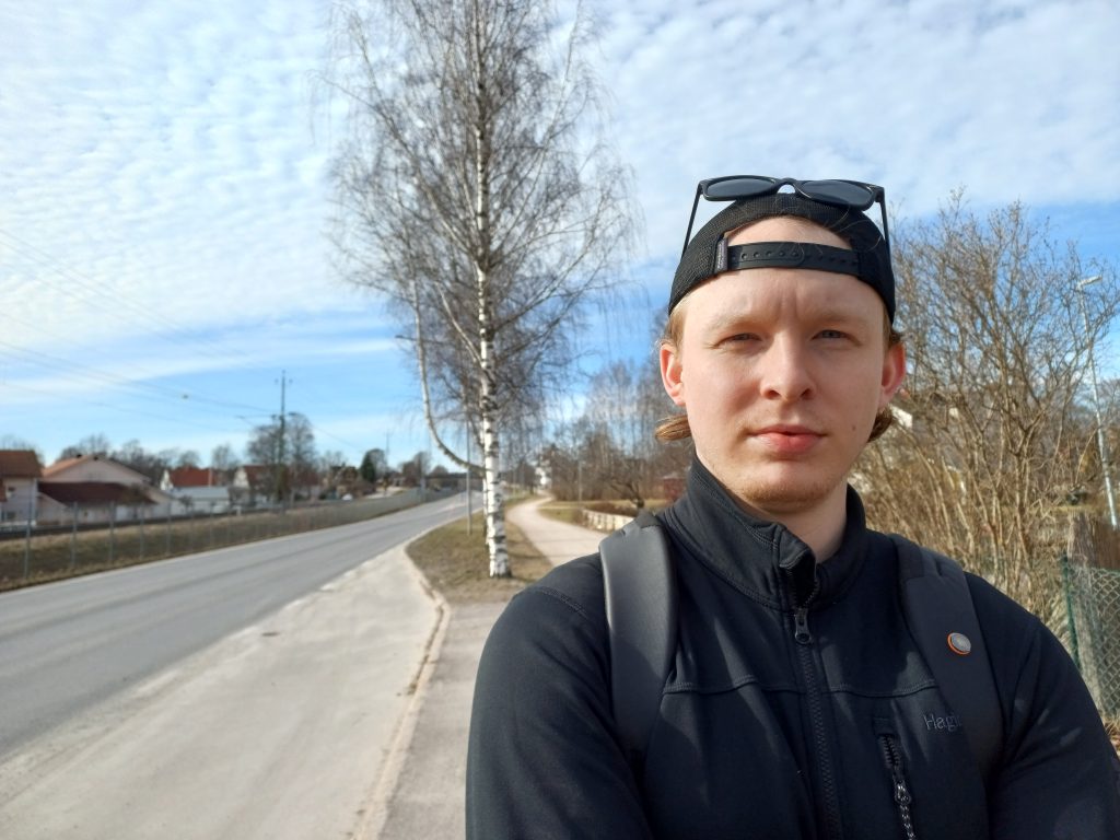 Axel Gustafsson ryckte in när han såg en berusad man gå mitt på Järnvägsgatan i Arvika. Foto: Sakeus Berg.