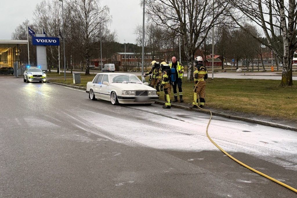 Bilbrand på Åkaregatan i Arvika. Foto: Magnus Högberg.