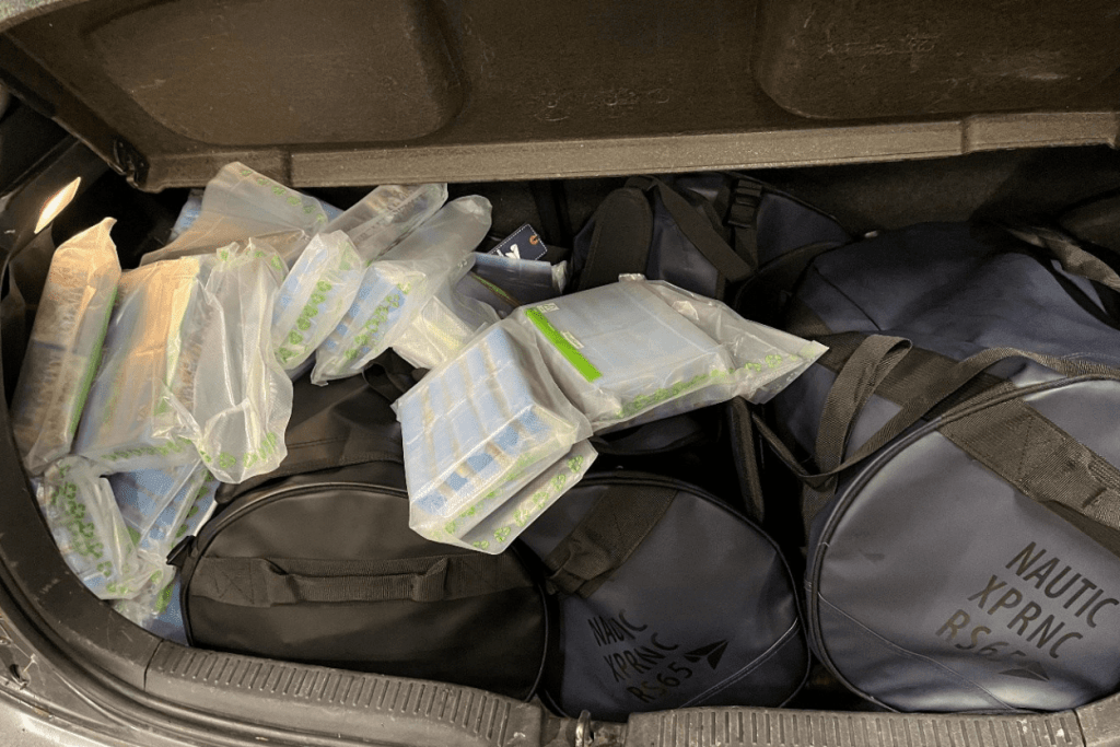 Grovt narkotikabrott i Eda kommun. I bagageutrymmet på bilen hittade Tullverket väskor och vakumförpackningar med narkotika.
