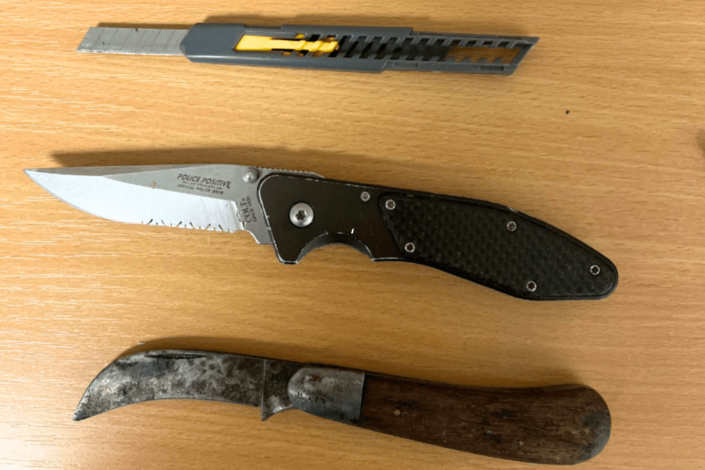 Man åtalas för brott mot knivlagen och ringa stöld. Bild från polisens förundersökningsprotokoll.