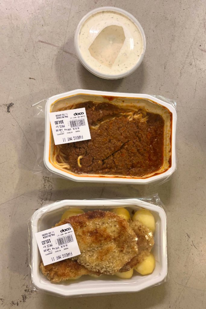 Man åtalas för brott mot knivlagen och ringa stöld. Bild från polisens förundersökningsprotokoll.