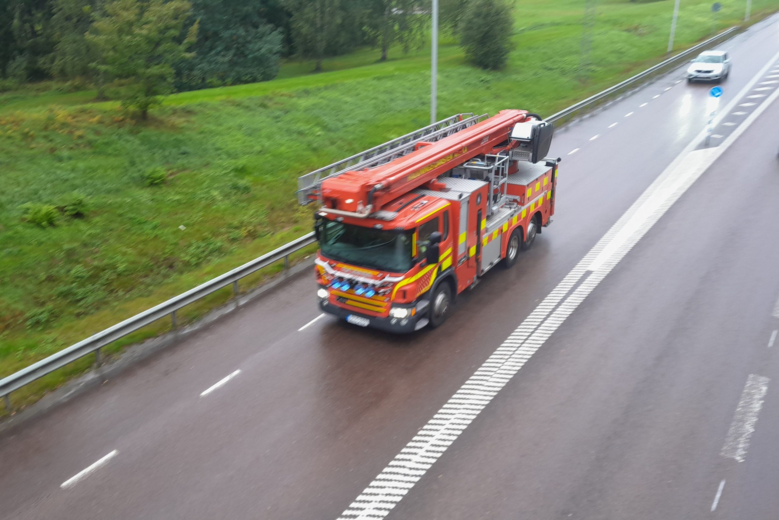 Brandbil. Räddningstjänsten. Genre. Genrebild. Utryckning.