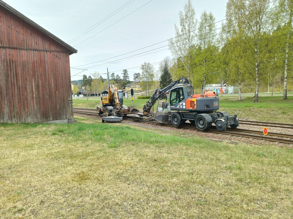 Infranord genomför banarbeten på sträckan Kil–Charlottenberg. Så här såg det ut i Åmotfors vid lunchtid på onsdagen. Foto: Sakeus Berg.