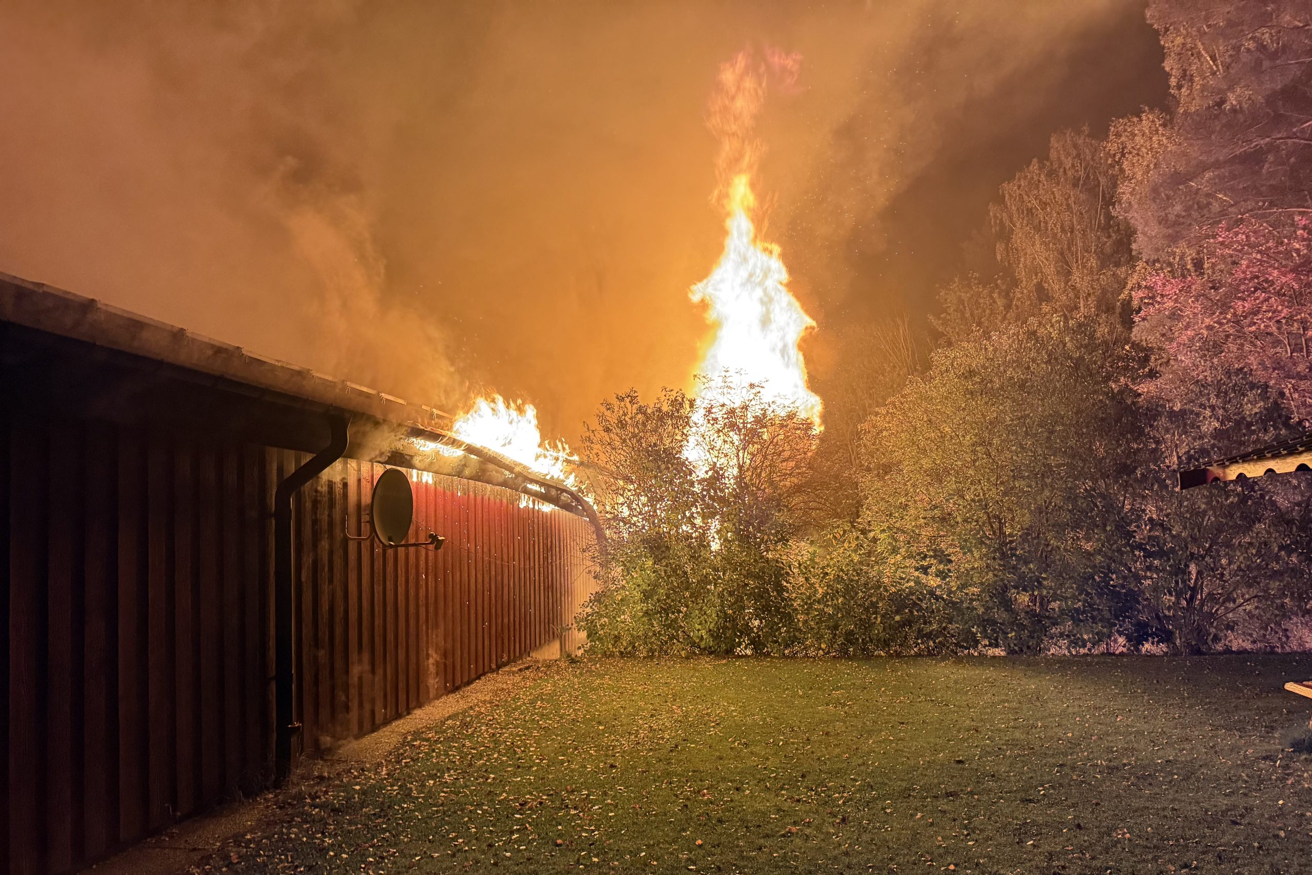 Tennishallen i Arvika brann ner den 10 oktober 2025. Foto: Magnus Högberg.