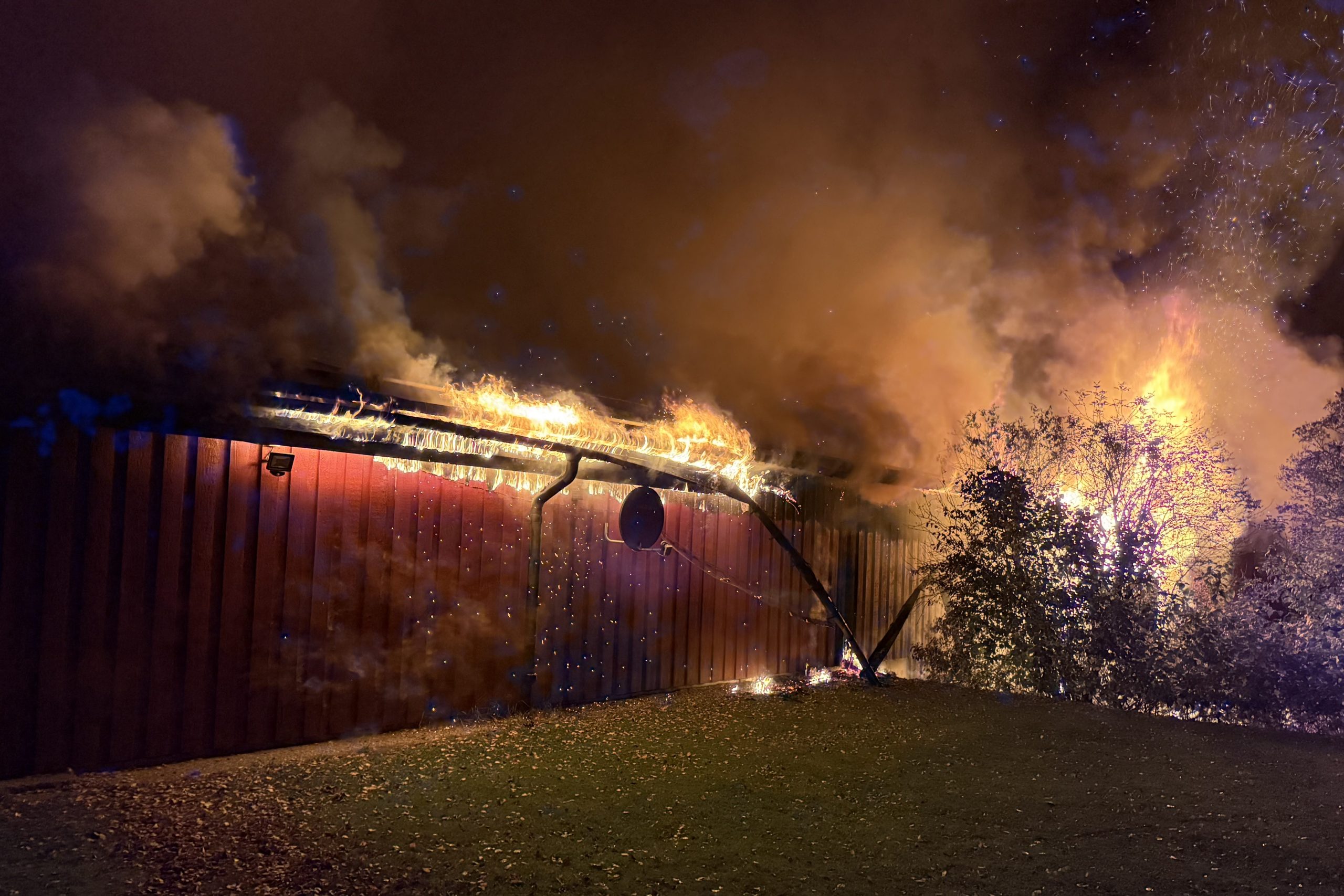 Tennishallen i Arvika brann ner den 10 oktober 2025. Foto: Magnus Högberg.