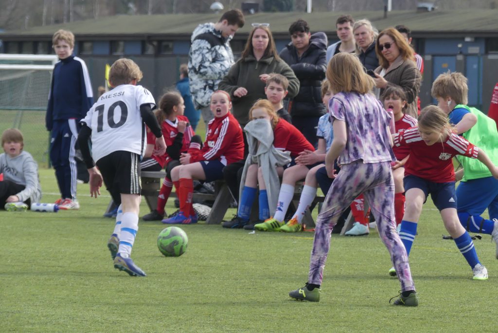 Klassfotboll på Vik i Arvika. Foto: Sakeus Berg.