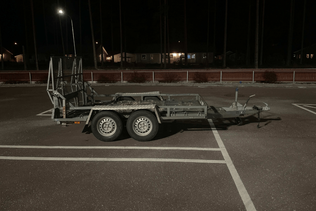 Den stulna släpkärran hittades på parkeringen utanför Eurocash i Charlottenberg. Polisens bild. 