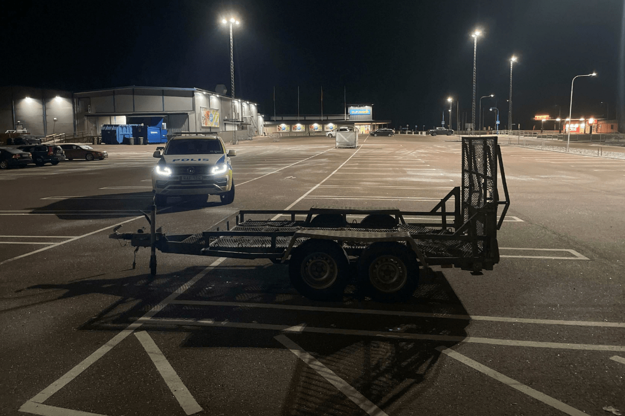 Den stulna släpkärran hittades på parkeringen utanför Eurocash i Charlottenberg. Polisens bild.