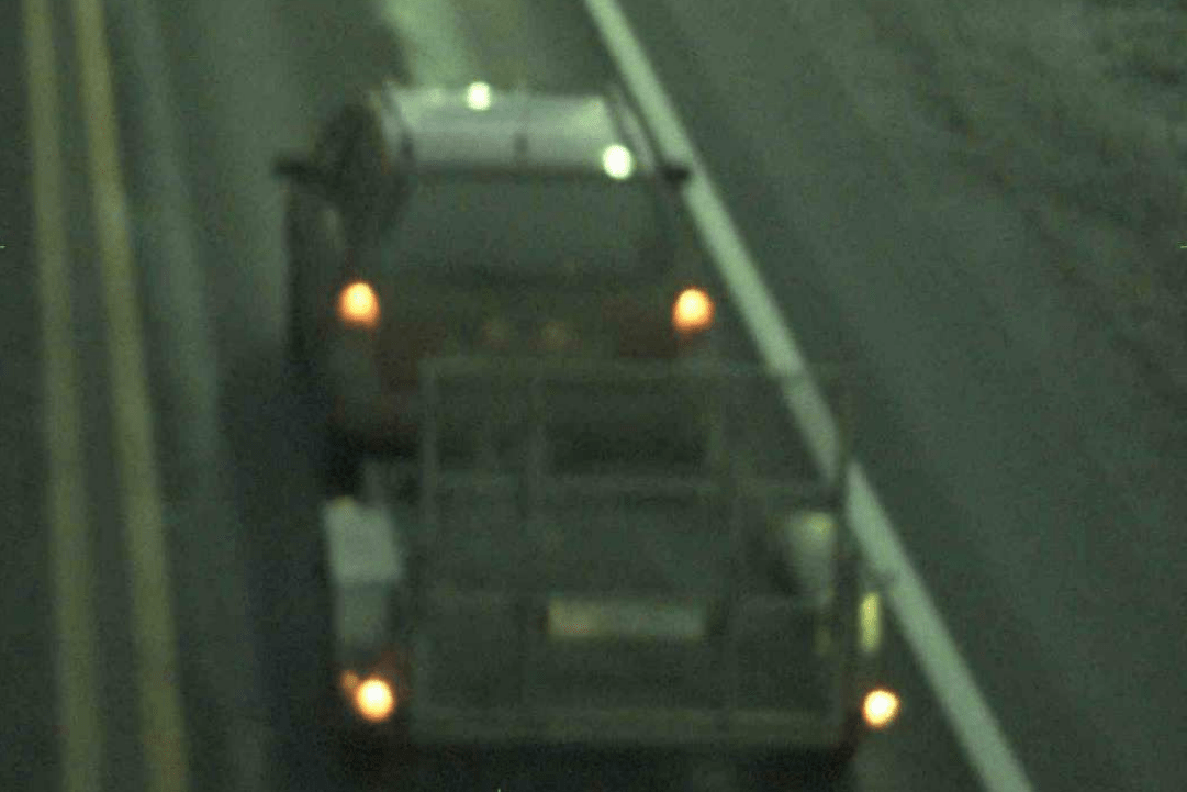 På måndagsmorgonen kör bilen in i Sverige igen. Då är minigrävaren borta.