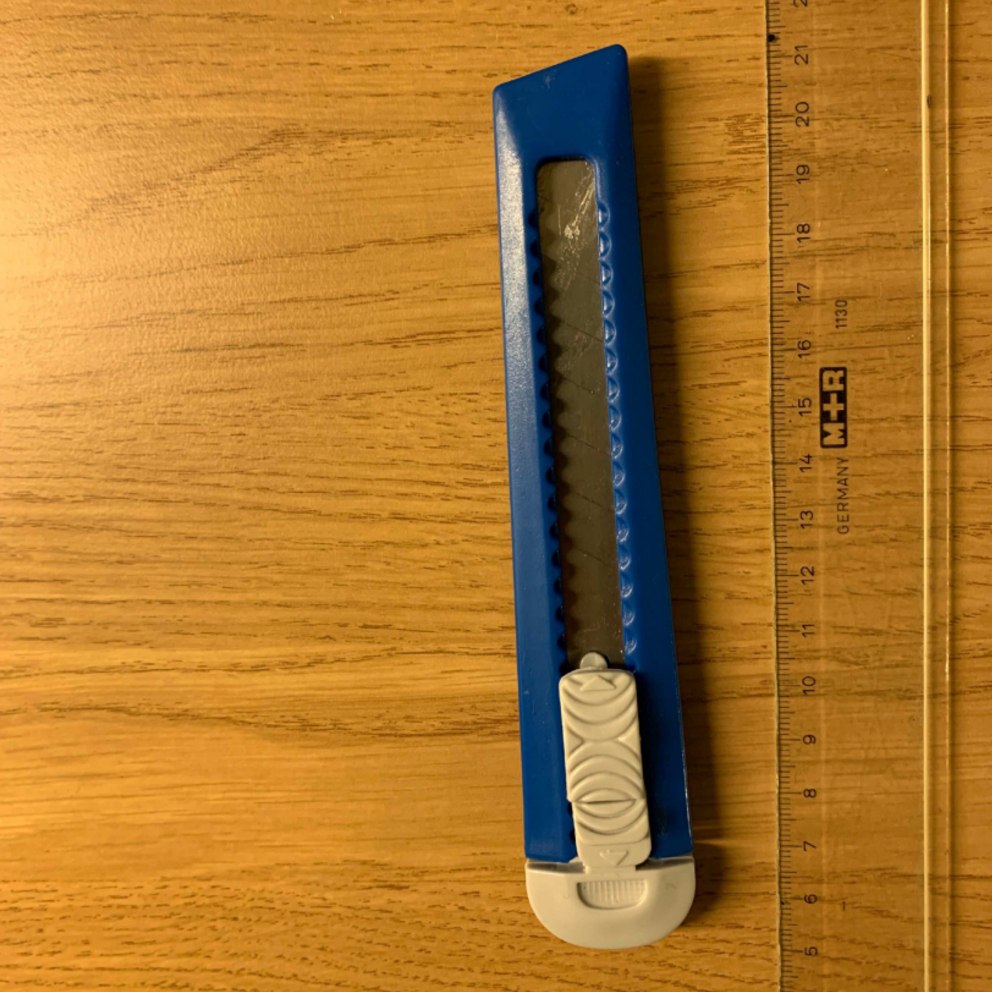 Kniven som gärningsmannen hotade målsägaren med. Den hittades i samband med en hussrannsakan hos den misstänkte mannen. Bild från polisens förundersökningsprotokoll.
