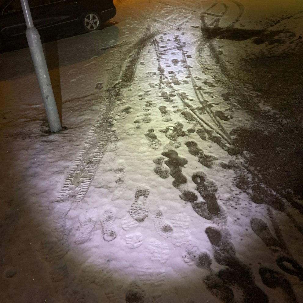 Hjulspår som visar hur gärningsmannen kört med bilen. Bild från polisens förundersökningsprotokoll.