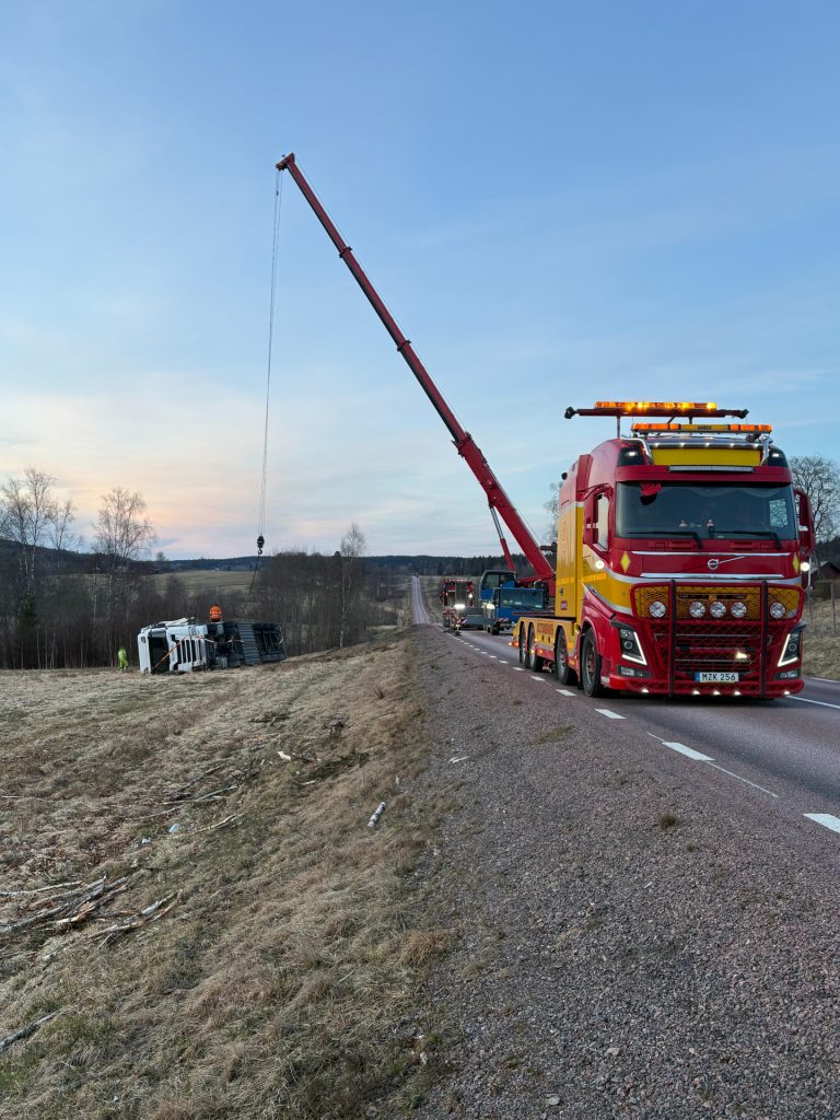 Bärningsarbete efter lastbilsolycka på väg 172 norr om Årjäng. Foto: Läsarbild.