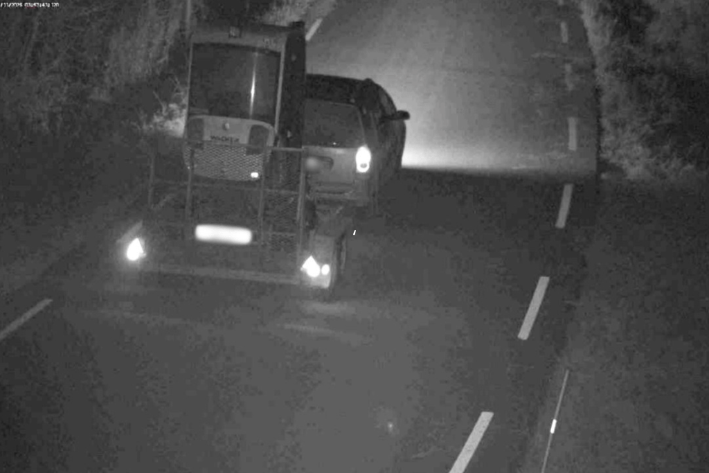 Här kör bilen in i Norge. Släpet med minigrävaren är påkopplat.