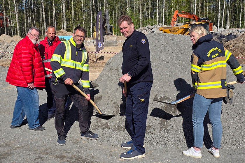 Första spadtaget för en ny brandstation i Gunnarskog. Foto: Pressbild.
