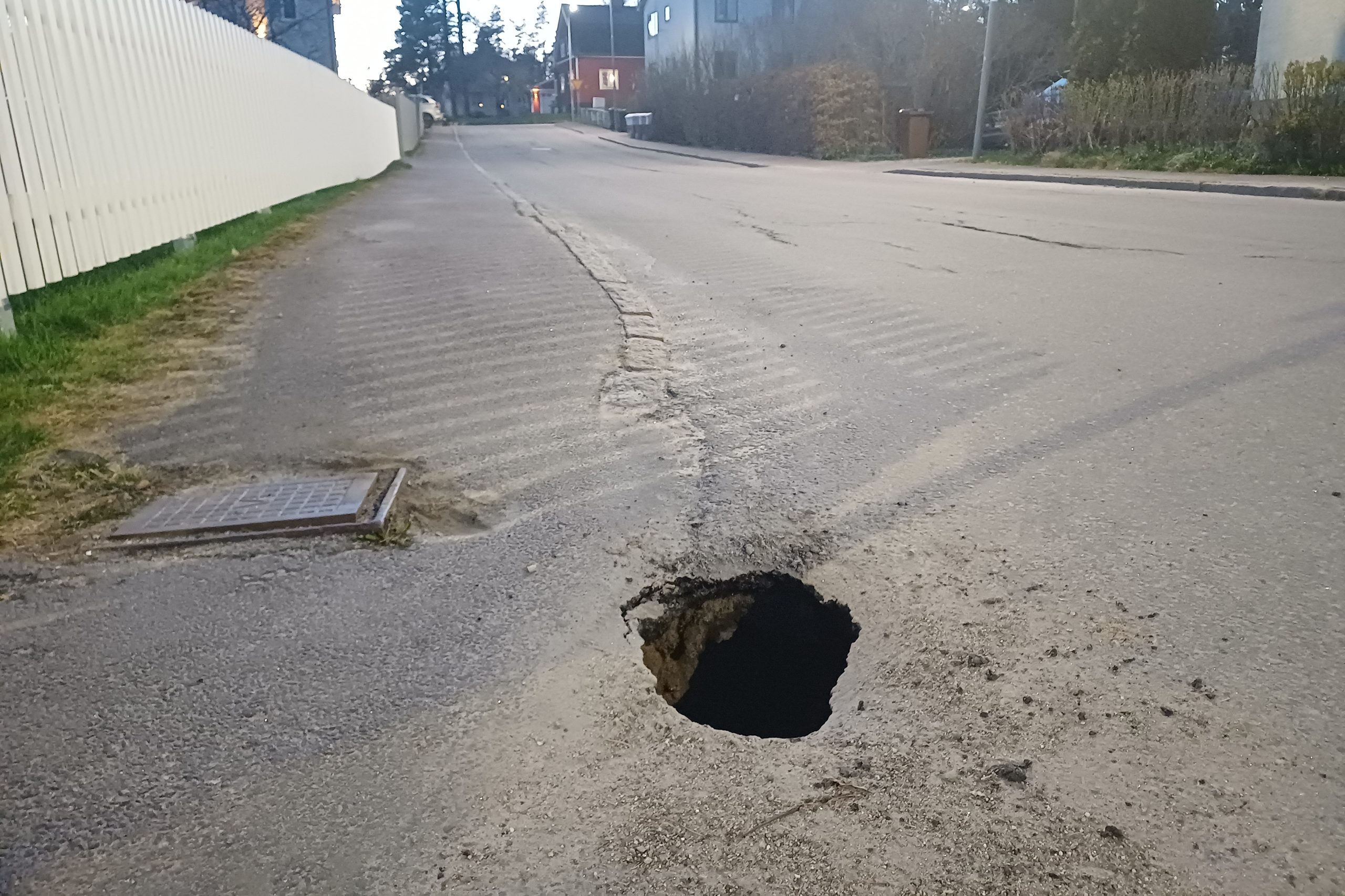 Slukhål i korsningen Gästgivarevägen-Myråsvägen i Arvika. Foto: Sakeus Berg.