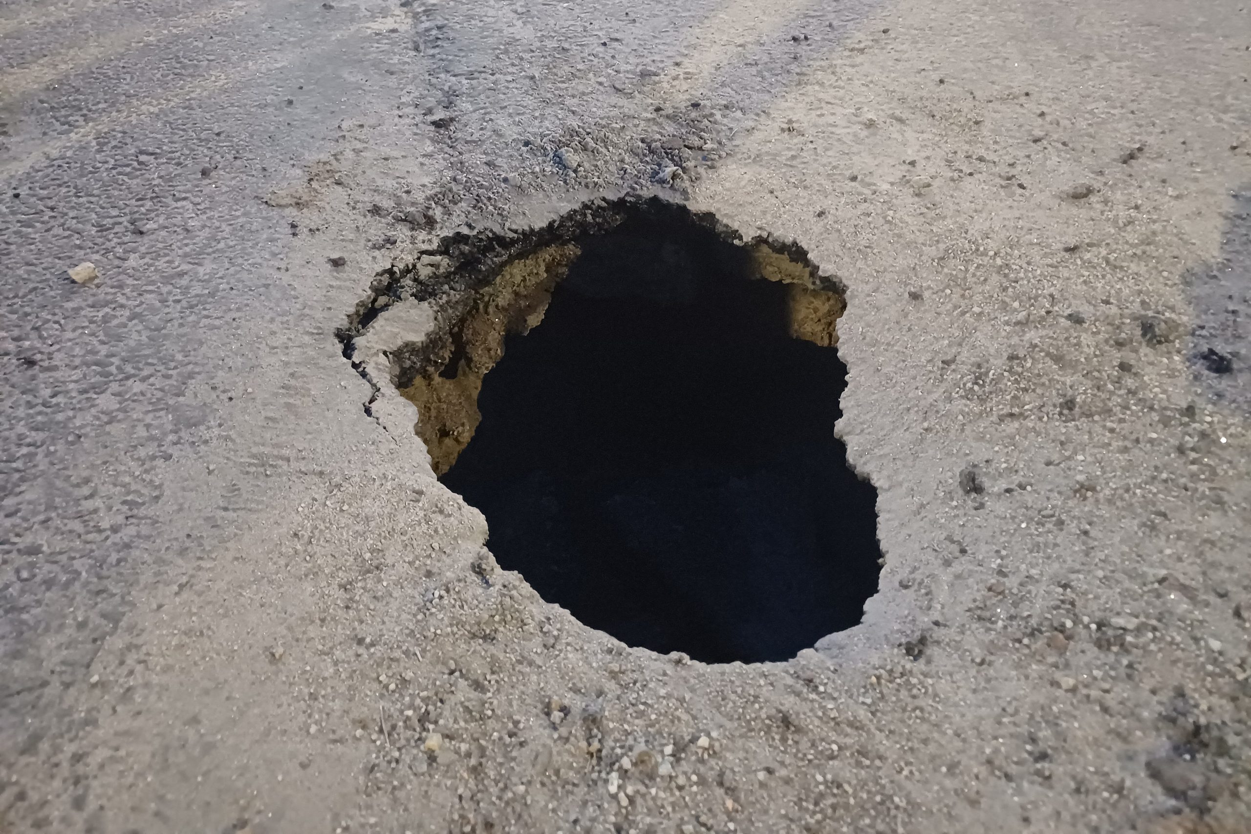 Slukhål i korsningen Gästgivarevägen-Myråsvägen i Arvika. Foto: Sakeus Berg.