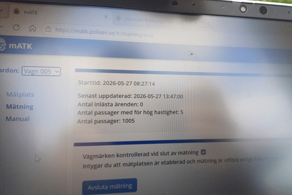 Polisen mäter hastighet med en mobil fartkamera i Arvika. Foto: Sakeus Berg.