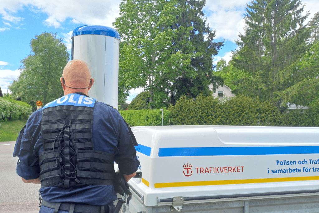 Polisen mäter hastighet med en mobil fartkamera i Arvika. Foto: Sakeus Berg.