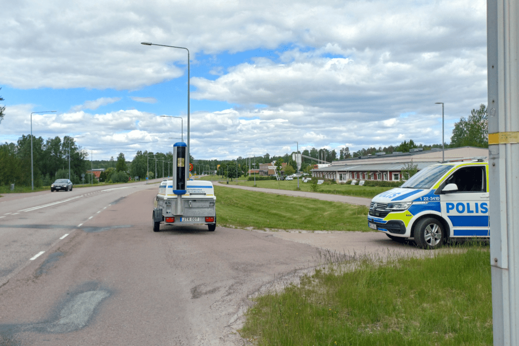 Polisen mäter hastighet med en mobil fartkamera i Arvika. Foto: Sakeus Berg.