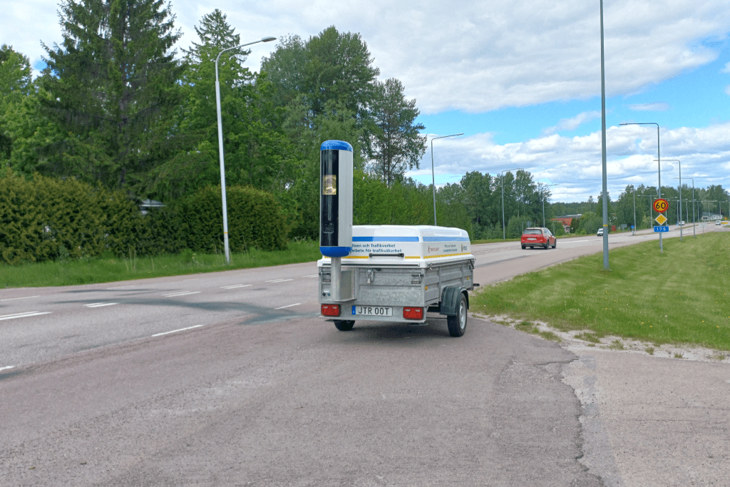 Polisen mäter hastighet med en mobil fartkamera i Arvika. Foto: Sakeus Berg.