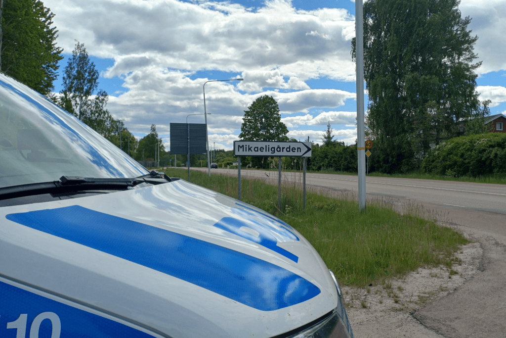 Polisen mäter hastighet med en mobil fartkamera i Arvika. Foto: Sakeus Berg.
