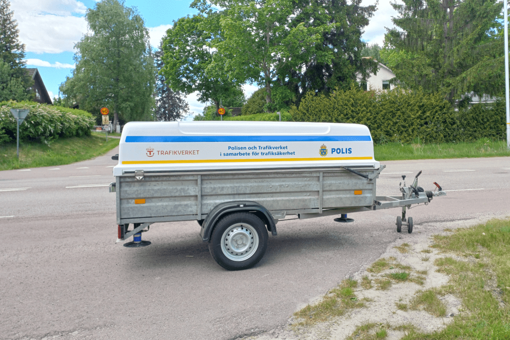 Polisen mäter hastighet med en mobil fartkamera i Arvika. Foto: Sakeus Berg.