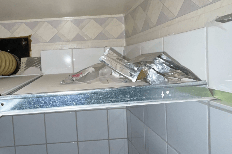 Narkotika hittades bland annat i innertaket på badrummet. Foto: Polisen.