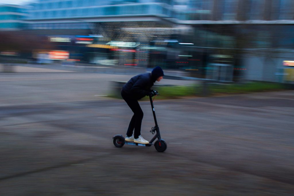 Genrebild. Polisen varnar för en ny utmaning på Tiktok som handlar om att köra fort på elsparkcykel och dessutom mot trafikriktningen. Foto: Michel Grolet / Unsplash.