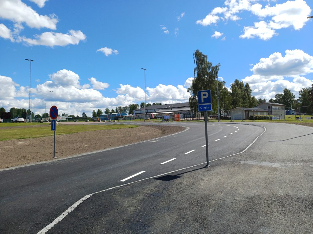 Ny på- och avstigningsplats vid Viks idrottsplats i Arvika. Foto: Sakeus Berg.