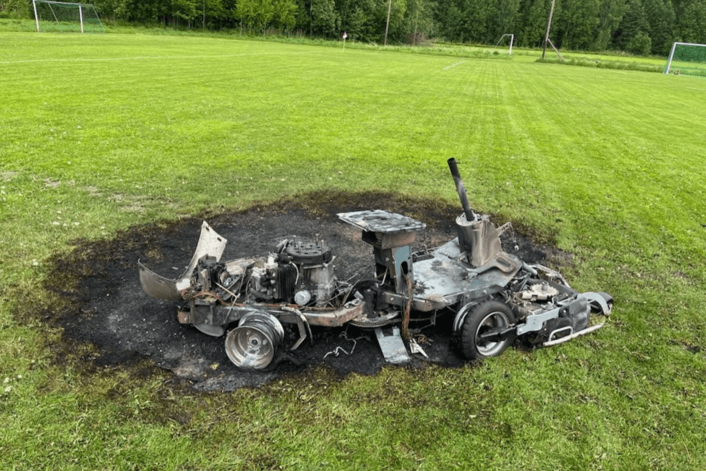 En åkgräsklippare förstördes i en brand.