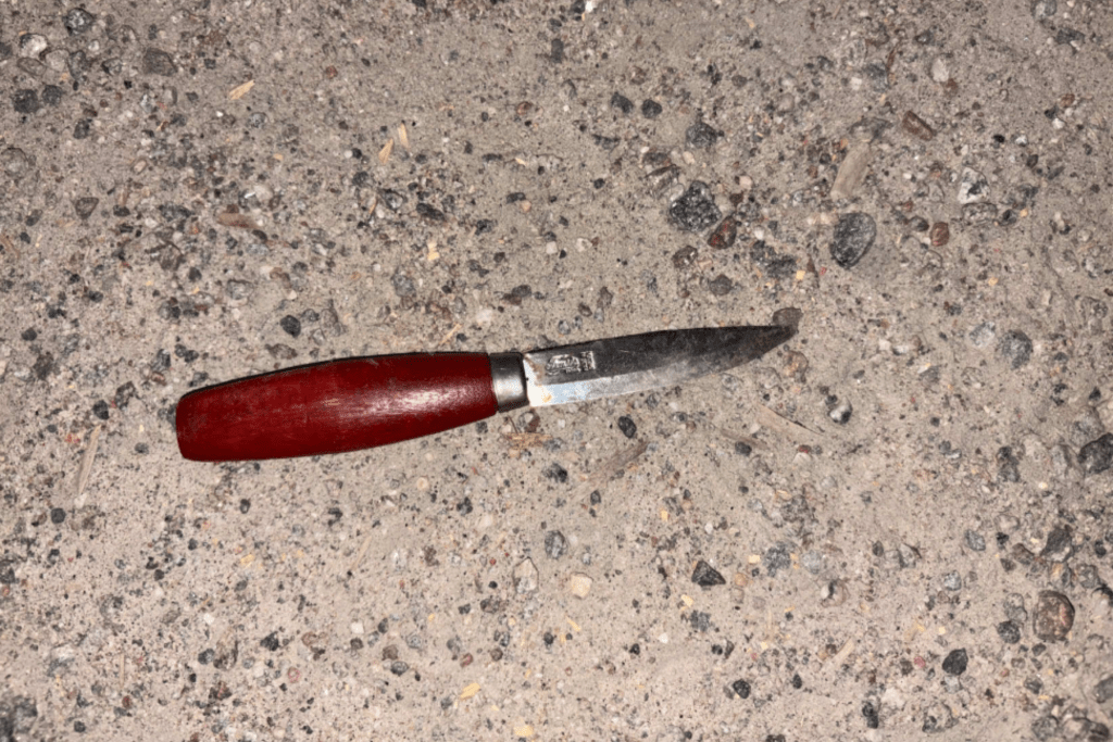 I samband med gripandet hade mannen en kniv i handen. Foto: Polisen.