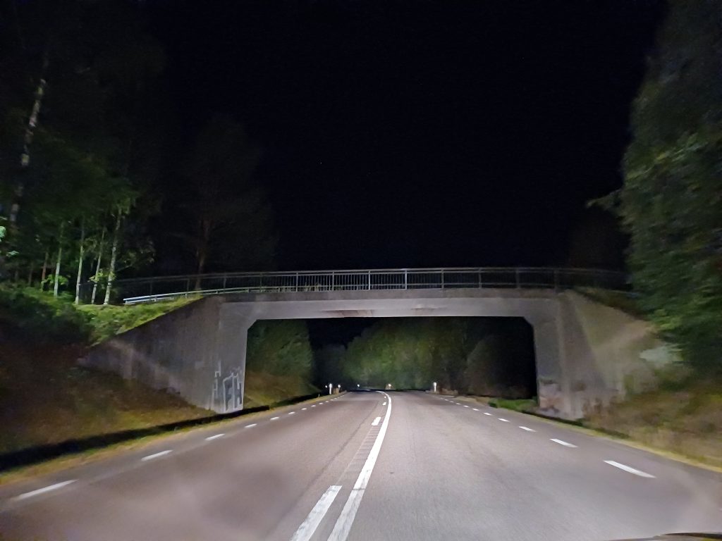 Vid den här bron över väg 172 i höjd med Rosendal i Arvika kastades sten i helgen. Foto: Sakeus Berg.