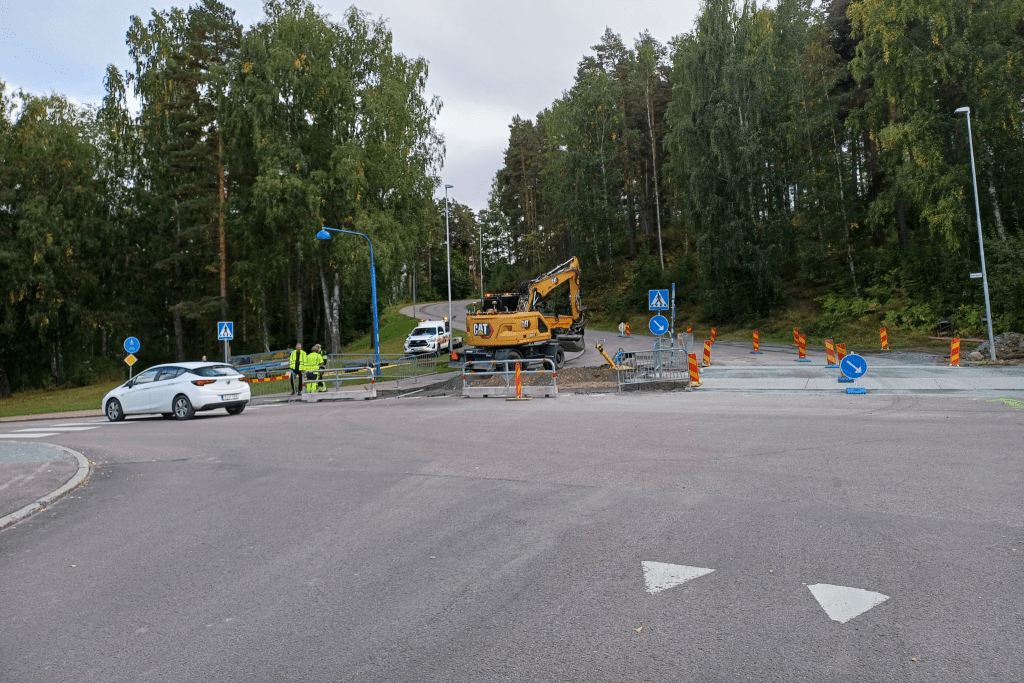 Teknik i Väst gör upphöjda övergångsställen på Hamngatan och Fältgatan. Foto: Sakeus Berg.