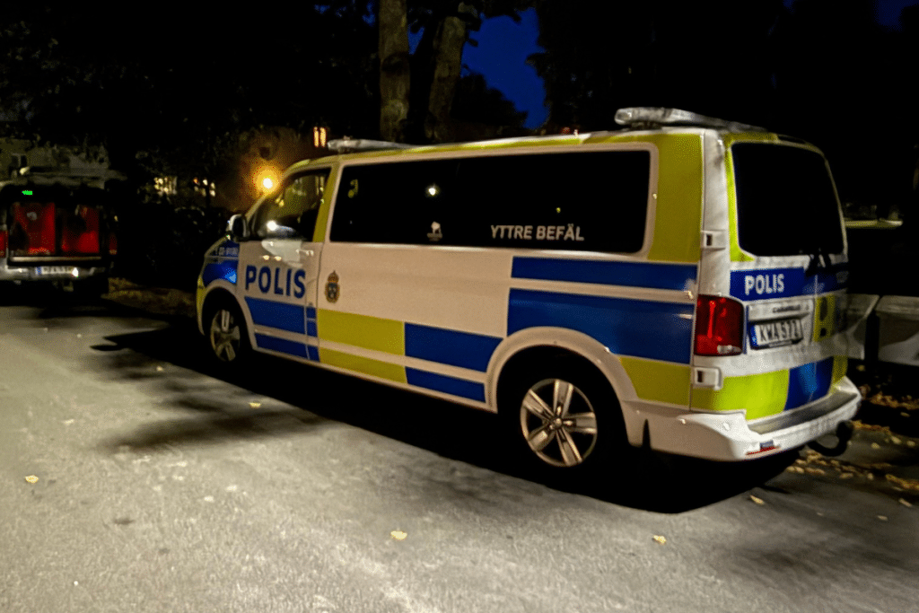 Polisen är på plats i Jössefors under söndagskvällen. Foto: Magnus Högberg.