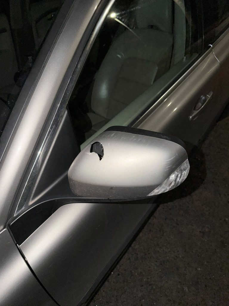 Stenen träffade backspegeln på bilen. Foto: Privat.