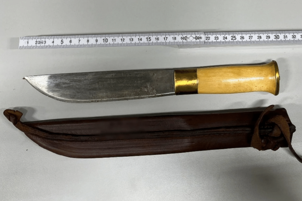 Man åtalas för brott mot knivlagen. Bild ur polisens förundersökningsprotokoll.